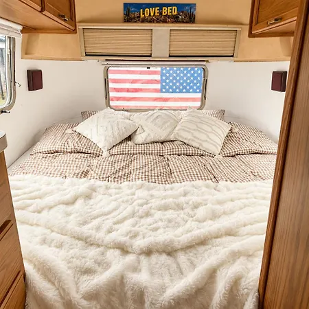 Le California Sejour Insolite En Caravane Americaine Airstream Avec Terrasse Privee Campsite Neuf-Mesnil