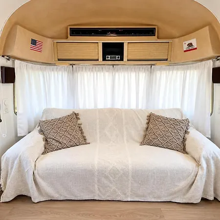 Le California Sejour Insolite En Caravane Americaine Airstream Avec Terrasse Privee