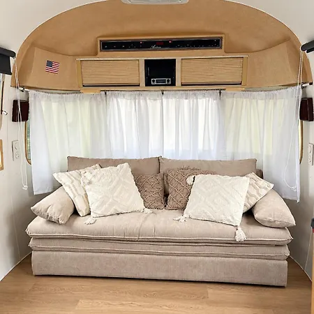 Campsite Le California Sejour Insolite En Caravane Americaine Airstream Avec Terrasse Privee Neuf-Mesnil