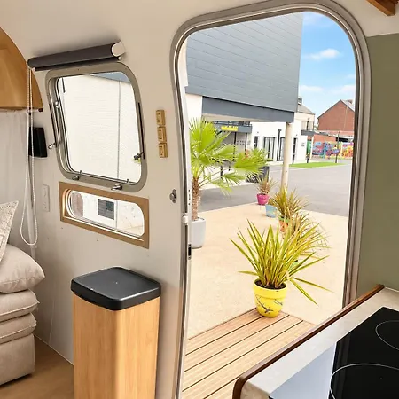 Le California Sejour Insolite En Caravane Americaine Airstream Avec Terrasse Privee